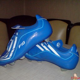 Кроссовки футбольные Adidas F10 (фирменные). Размер 40