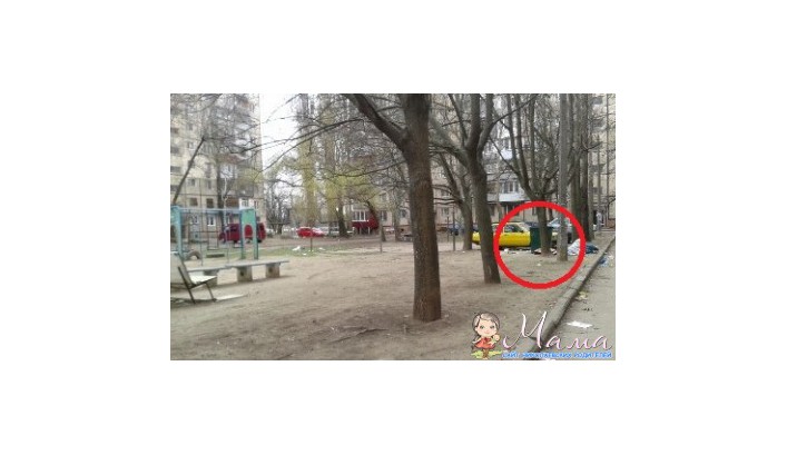 Николаевские ЖЭКовцы предлагают детям играть возле мусорных контейнеров