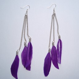 длинные серьги с фиолетовыми перьями 