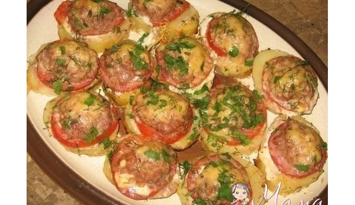 Картофель, запеченный с мясом и помидорами.