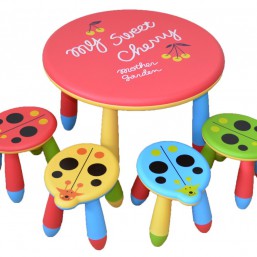 Детский столик с четырьмя табуретками
