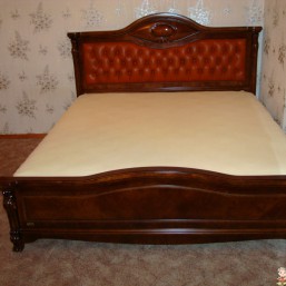 Кровать из красного дерева 