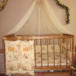 Деревянная детская кроватка с матрасом