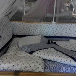 Наборы постельного белья в детскую кроватку и конверт на выписку - 9 единиц