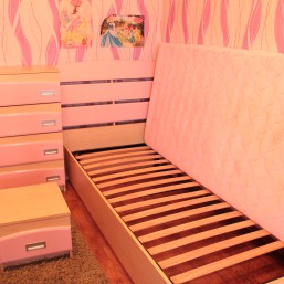 Кровать, комод, тумбочка для девочки