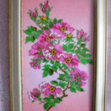 Картина "Цветущий шиповник", вышитая чешским бисером.