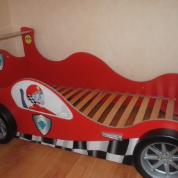 Детская кровать-машина с фарами