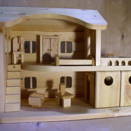 Деревянный домик для куклы