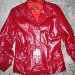 Женская красная кожаная куртка
