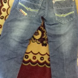 Яркие модные джинсы в идеальном состоянии