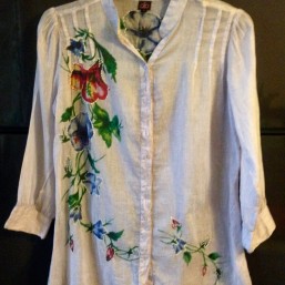 Дизайнерская рубашка из батиста лавандового цвета в технике батик