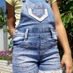 Симпатичный в стразах джинсовый летний комбинезон шорты ромпер YUKE на девочку от 5 до 7-8 лет