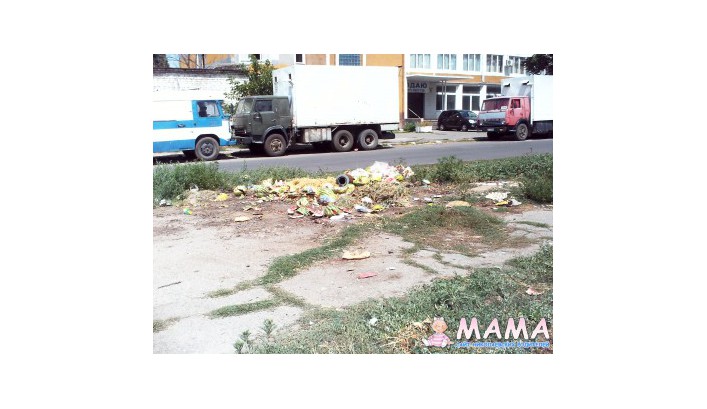 улицу Авангардную завалили мусором нелегальные торговцы