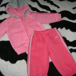 спортивный тёплый костюм.