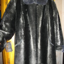 мутоновая шуба с отделкой из голубой норки