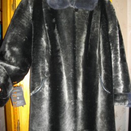 мутоновая шуба с отделкой из голубой норки