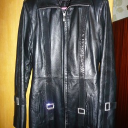 Продается демисезонный кожаный женский плащ. 