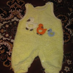 желтый комбинезон с утятами для девочки