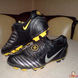 Футбольные кроссовки Nike Total90 (фирменные). Размер 40 