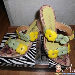 Класные кожаные босоножки на танкетке р. 35