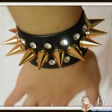 браслет с шипами