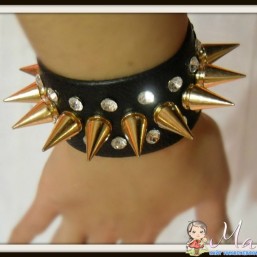 браслет с шипами