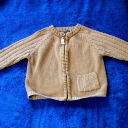 Вязаная фирменная кофточка