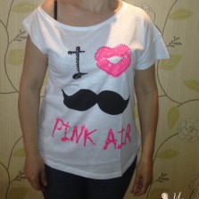 Модная футболка на одно плечо.