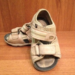 продаю боссоножки сандалики Clarks разм. 20