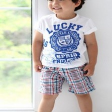 Костюм на мальчика футболка и шорты в клетку.