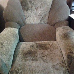 Диван и два кресла.