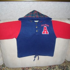 Кофточка-толстовка с капюшоном.