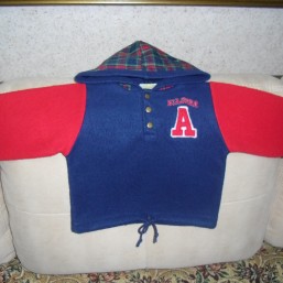 Кофточка-толстовка с капюшоном.