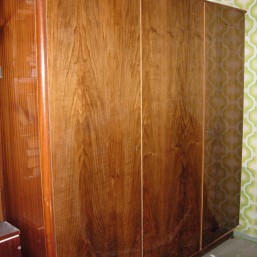 Шкаф трехстворчатый