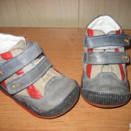 МНОГО ОБУВИ МАЛЬЧИКУ 