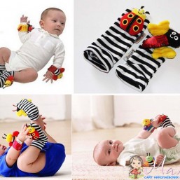 Развивающие носочки и браслетики с погремушками.