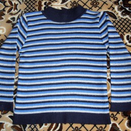 Свитер размер 28 полосатый сине-бело-черный