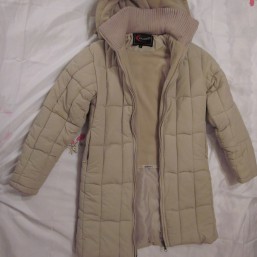 Куртка демисезонная на девочку 12-14 лет.