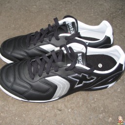 кроссовки для футбола 