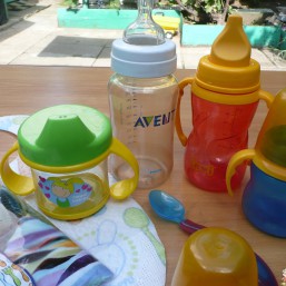 Детская бутылка для кормления AVENT и поильники