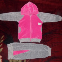 Велюровый костюмчик на девочку.