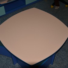 Комплект стол и два мягких пуфика.