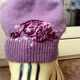 Шапка сиреневого цвета