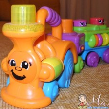 Музыкальный поезд Fisher-Price Кубики-блоки с сюрпризами