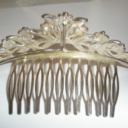 диадема в отличном состоянии не темнеет. сваровски и пояса