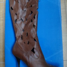 Кожаные сапожки с дырочками 38 размер