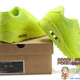 яркие кроссовки Nike