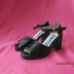 Босоножки лаковые