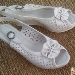 Босоножки кожаные на танкетке