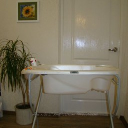 Продаю анатомическую ванночку Neonato с подставкой (производство Италия) 